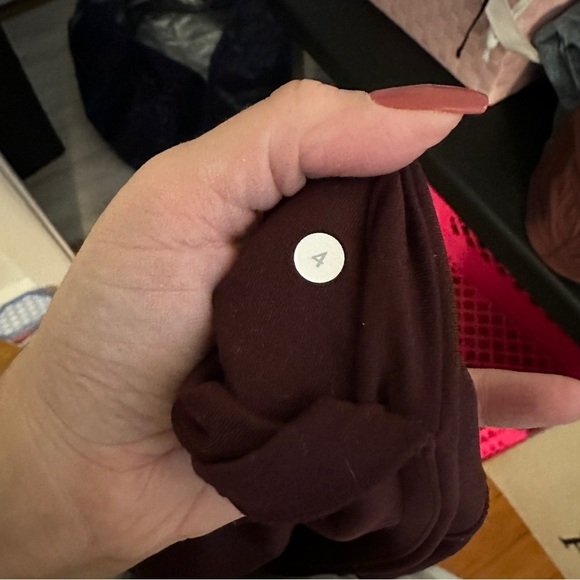Lululemon‎ Drop It Like It's Hot Tight Bordeaux Drama size 4 - Picture 8 of 9